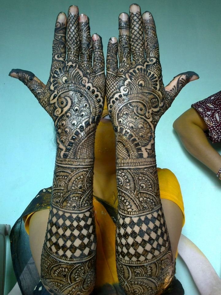 dulhan-mehndi-designs-for-hands-and-legs