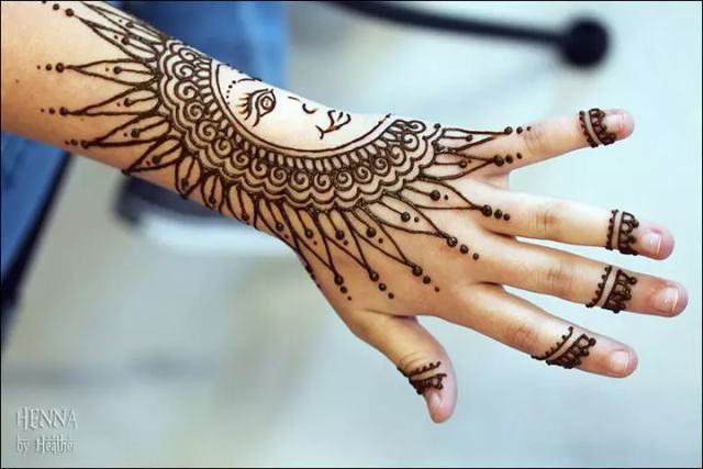 The-Sun-And-The-Moon-–-A-Starry-Mehndi-Design