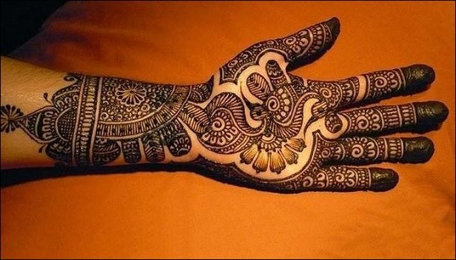 how-to-apply-mehndi-on-hands-for-beginners