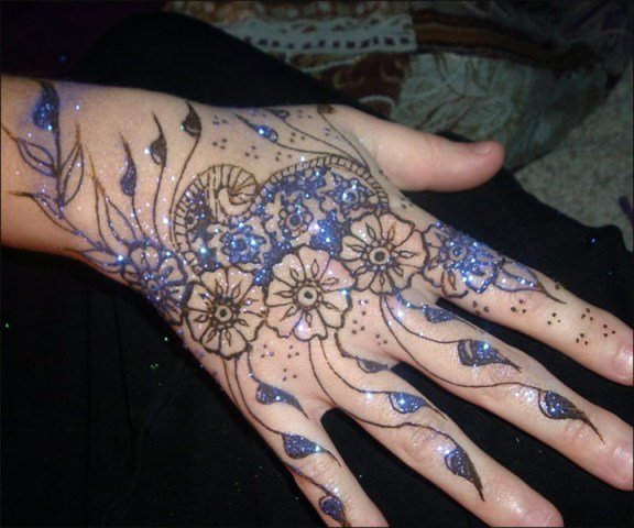 traditional-mehndi-designs-for-hands