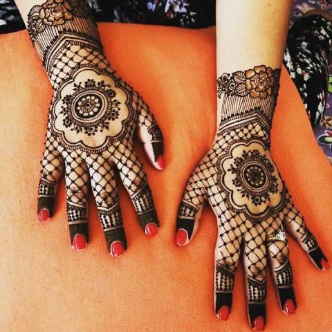 Stylish-Criss-Cross-Back-Hand-Mehndi-Design